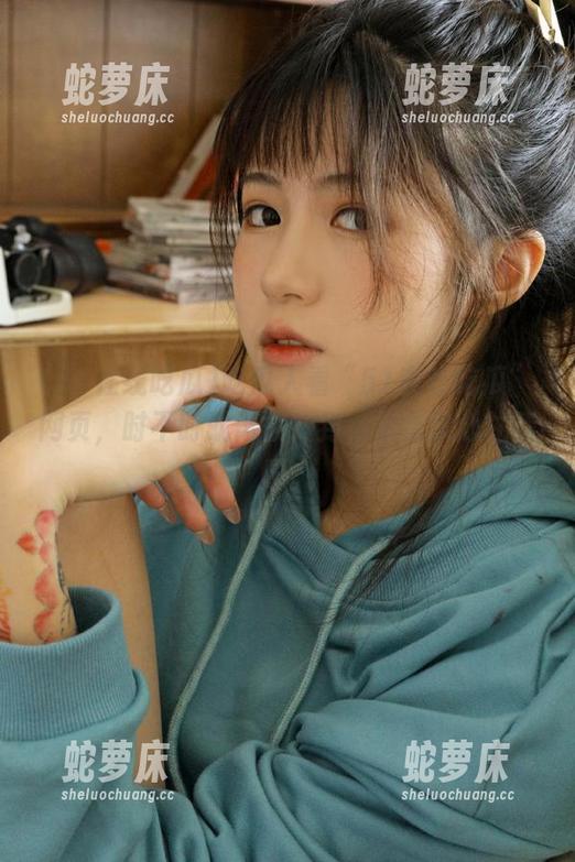 吃瓜人看“51在线吃瓜”网页，时不时就像被馋到，无奈又心甘情愿。