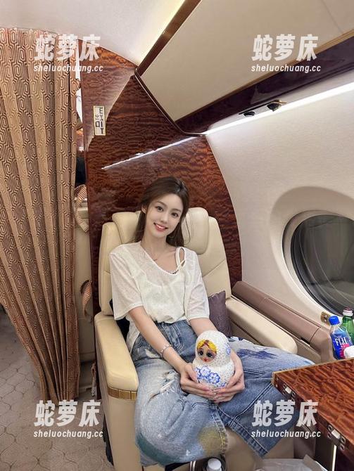 不想闹情绪？hlw网页里的俊男美女让你心情up起来！