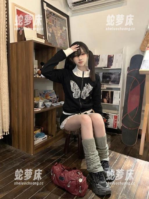 感觉登录“五一吃瓜网”就像恒久的熬夜，看着当下各种姿态，心乱如麻。