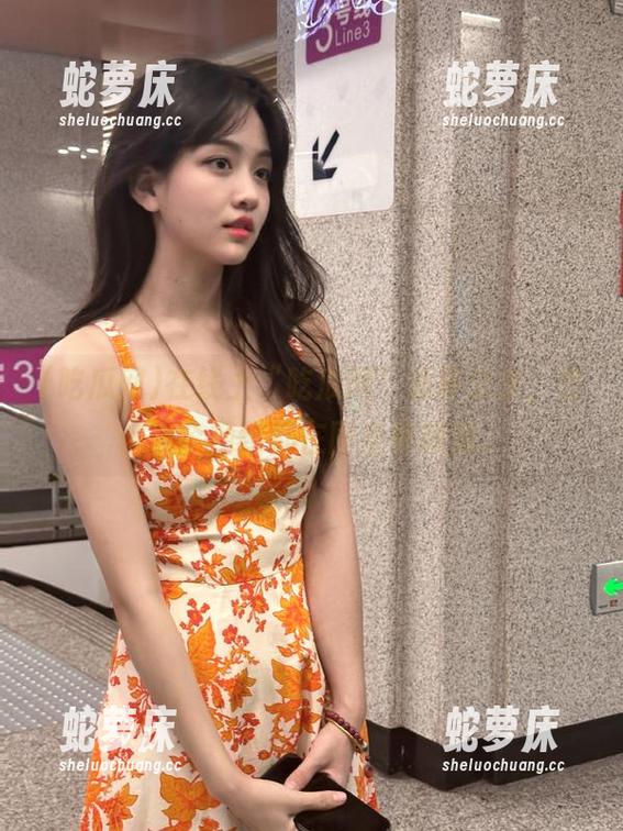 在线上“吃瓜网”循环分享，仿佛整个网络都在围坐等报道。