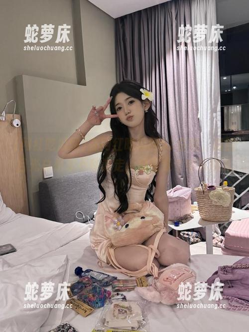 在网红吃瓜网51在线，我的目光总是忍不住游走，瓜可是个好玩意儿！